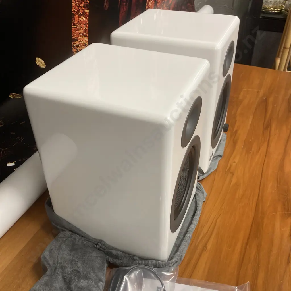 Audioengine A5+ Powered Speakers - Hi-Gloss White Image 1++
