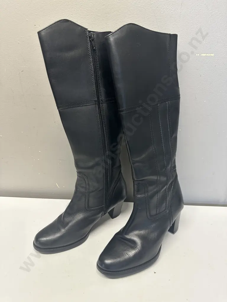 Pair Of Black Ladies Boots Size 37 Image 1++