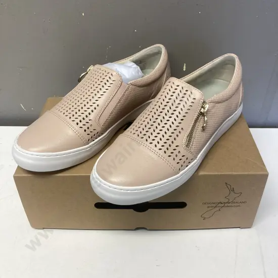 Deuce Bezel W Blush Leather Shoes - 40