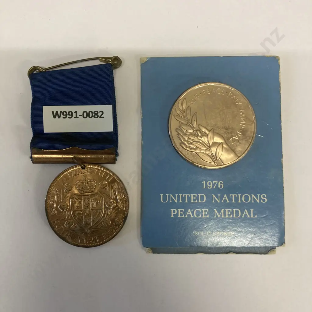 New Zealand Royal Visit of Queen Elizabeth 1953 – 54 Commemorative Medal, & 1976 UN Peace Medal In Original Card Image 1++