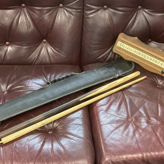 Wood Pool Cue And Yong Cheng Leather Case, 19oz 57” 2 Pce With a Snooker Scoring Board