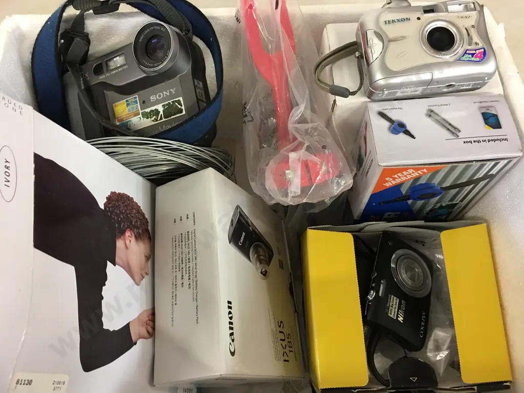 Box Of Assorted Vintage Cameras Etc Image 1++