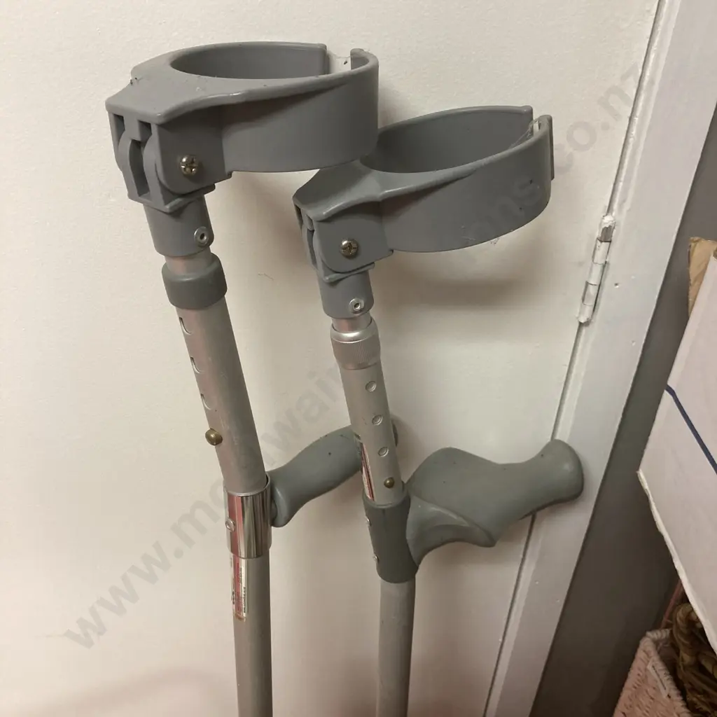 Invalids Shower Chair & Pair of Crutches Image 1++