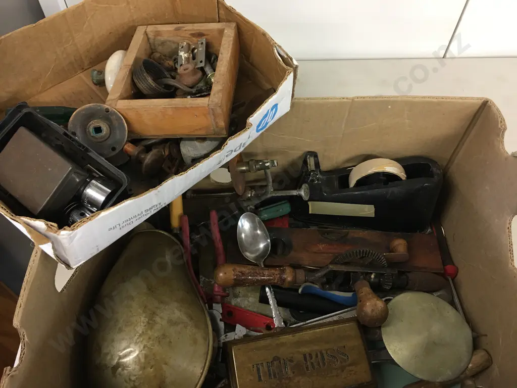 Box Of Assorted Vintage Sundries Image 1++