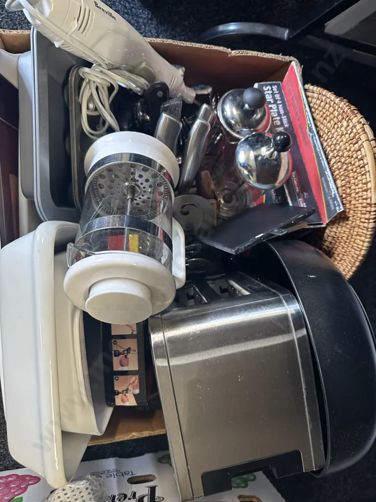 Box Lot Of Kitchen Ware Image 1++