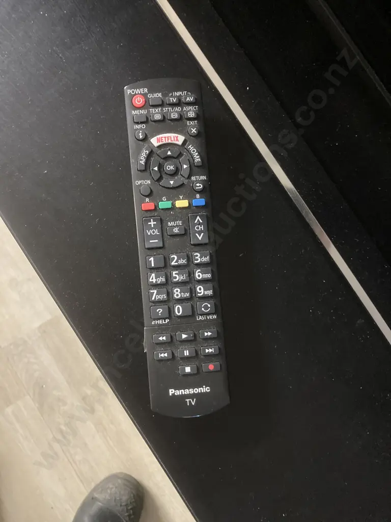 Panasonic Viera TH-40CS650Z 40" Full HD (1920x1080) LCD Smart TV With Remote Control & Black Double Door TV Cabinet Image 1++