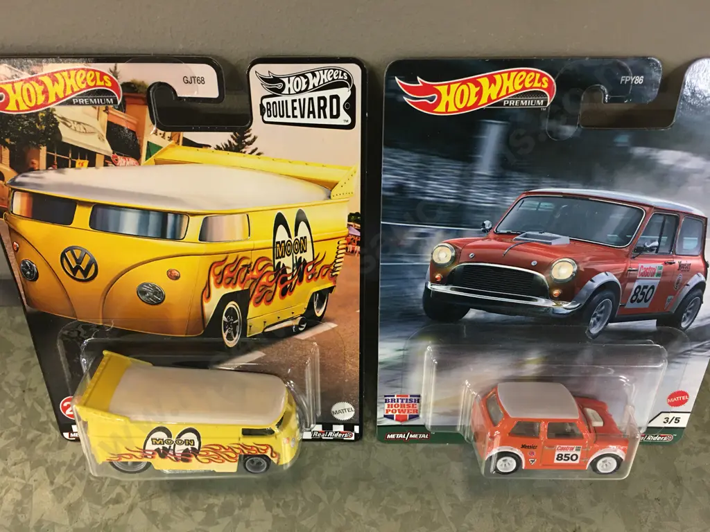 Hot Wheels Volkswagen Drag Bus 25 & Morris Mini 3/5 Image 1++
