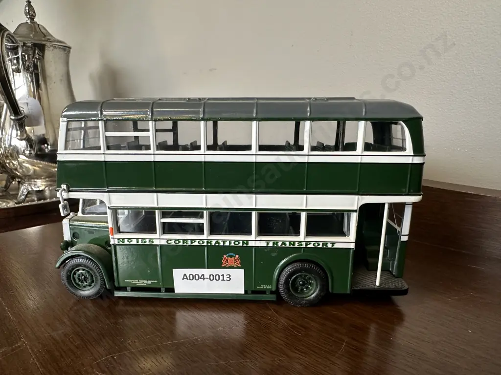 Corgi CC25502 1:50 Scale "Aberdeen Corporation Transport" Daimler Utility Bus, BRS 37 Fleet Number Image 1++