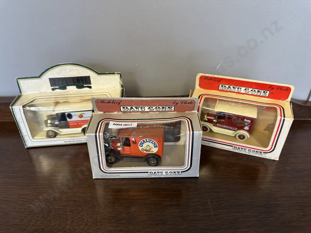 Lledo Days Gone Van Houten Orange Milk Chocolate & Cadbury's Cocoa Bourneville & Ovaltine Model T Fords, Boxed Image 1++