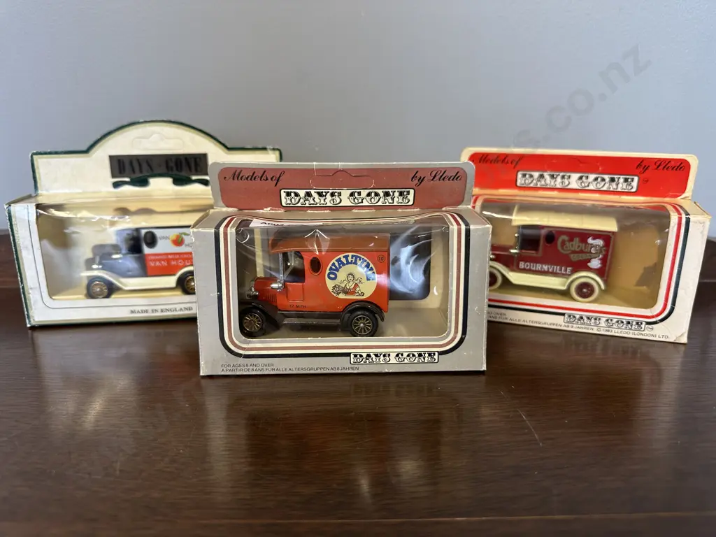 Lledo Days Gone Van Houten Orange Milk Chocolate & Cadbury's Cocoa Bourneville & Ovaltine Model T Fords, Boxed Image 1++