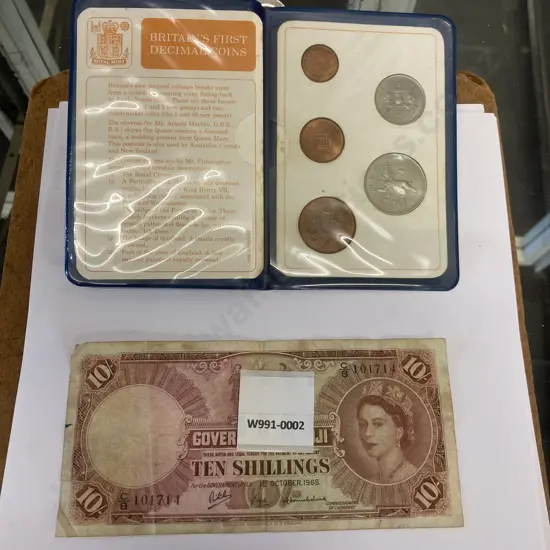 Banknote Government Of Fiji 10 Shillings 1965 C8 101714 & Britain's First Decimal Coins February 1971 In Folder