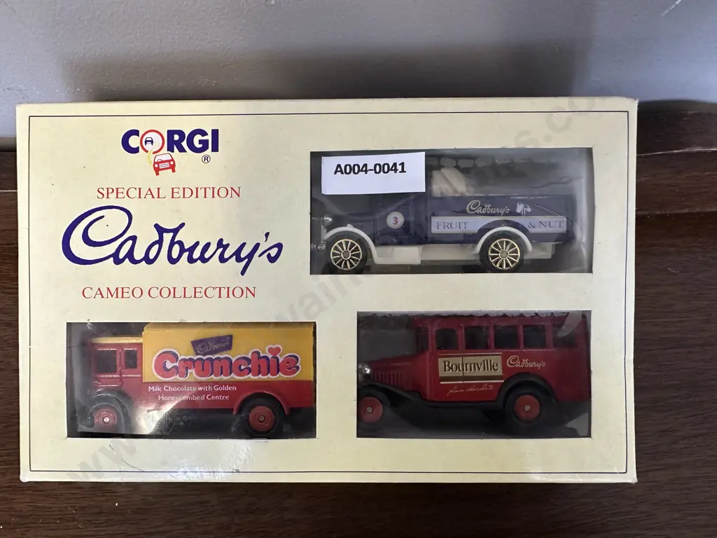 Vintage CORGI Special Edition Cadbury's Cameo Collection 3 Delivery Van Set, Boxed Image 1++