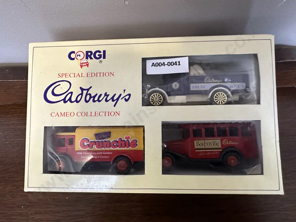 Vintage CORGI Special Edition Cadbury's Cameo Collection 3 Delivery Van Set, Boxed Image 1++