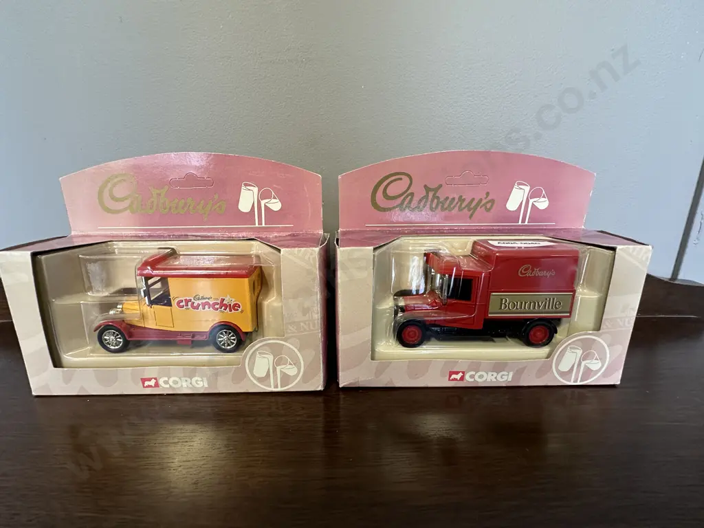 Corgi Classics Cadburys Crunchie Delivery Van & Bournville Delivery Van #61206, Boxed Image 1++