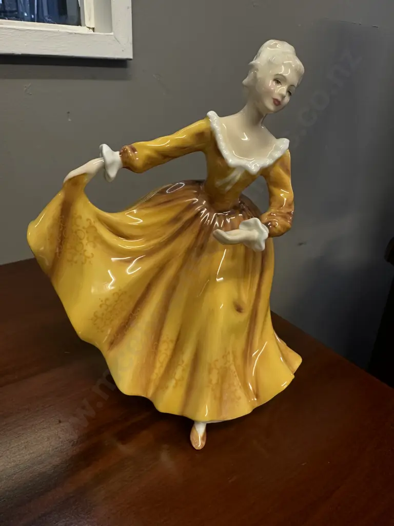 Royal Doulton Figure Kirsty HN2381,Issued: 1971 - 1996 Made In England. H19cm Image 1++