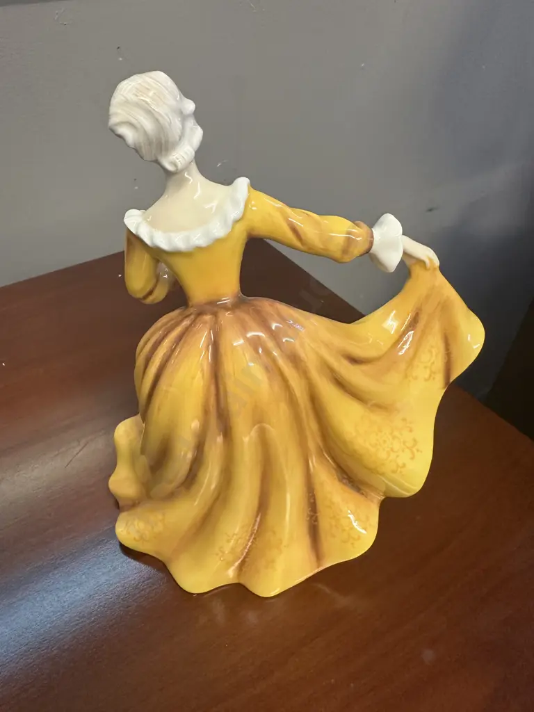 Royal Doulton Figure Kirsty HN2381,Issued: 1971 - 1996 Made In England. H19cm Image 1++