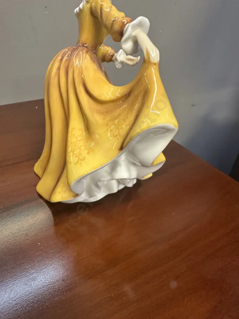 Royal Doulton Figure Kirsty HN2381,Issued: 1971 - 1996 Made In England. H19cm Image 1++