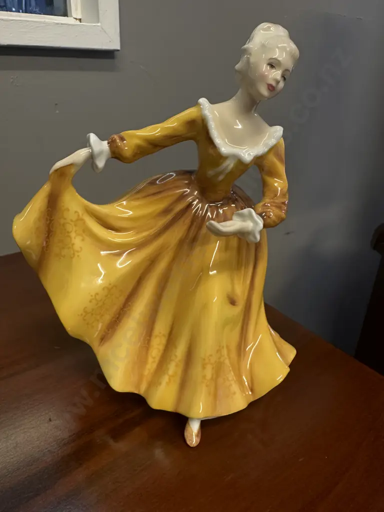 Royal Doulton Figure Kirsty HN2381,Issued: 1971 - 1996 Made In England. H19cm Image 1++