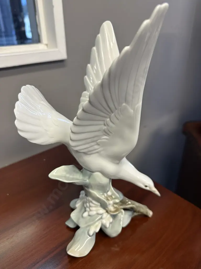 A Large Lladro Seagull Figurine. H29cm Image 1++