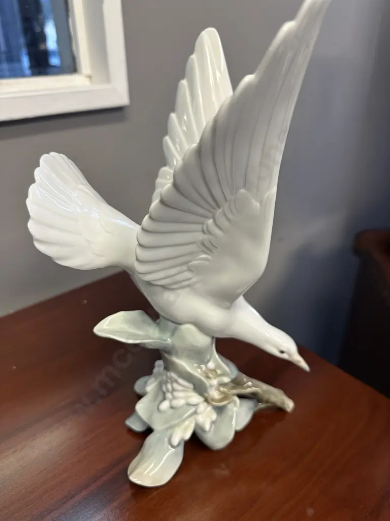 A Large Lladro Seagull Figurine. H29cm Image 1++