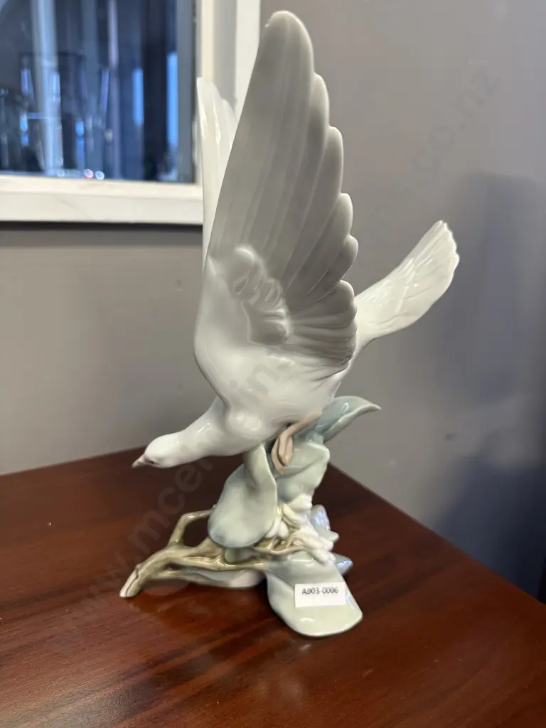 A Large Lladro Seagull Figurine. H29cm Image 1++