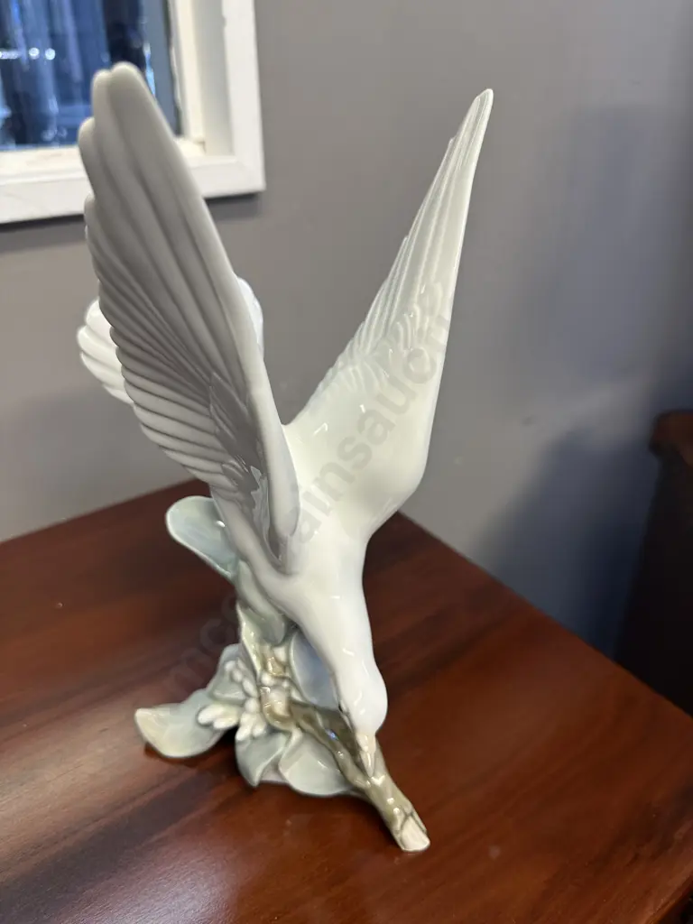 A Large Lladro Seagull Figurine. H29cm Image 1++