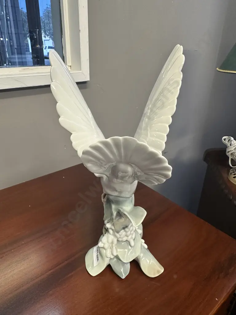 A Large Lladro Seagull Figurine. H29cm Image 1++
