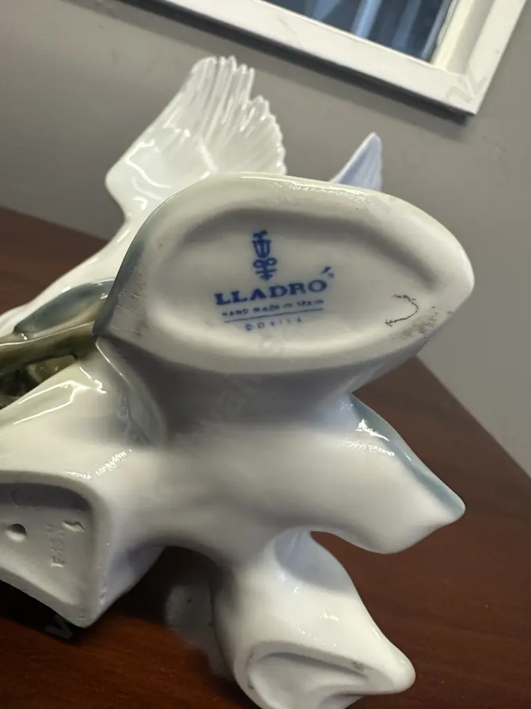 A Large Lladro Seagull Figurine. H29cm Image 1++