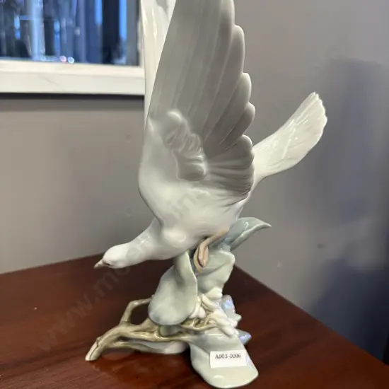 A Large Lladro Seagull Figurine. H29cm