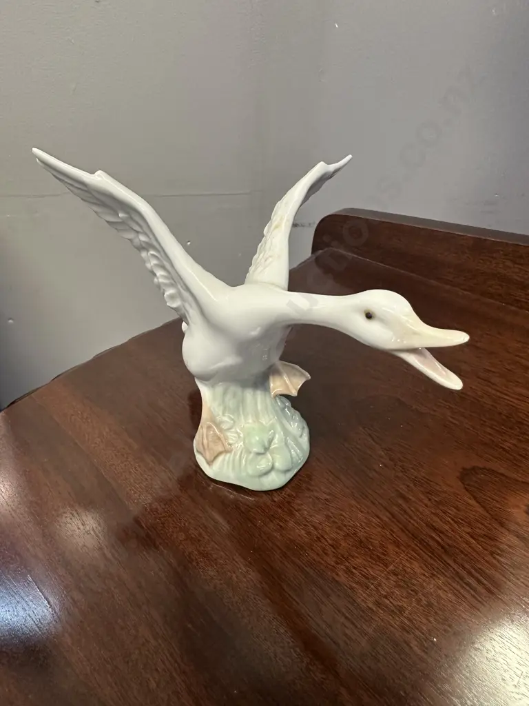 Vintage Lladro Goose Taking Flight Figurine #1265. H11.5cm Image 1++