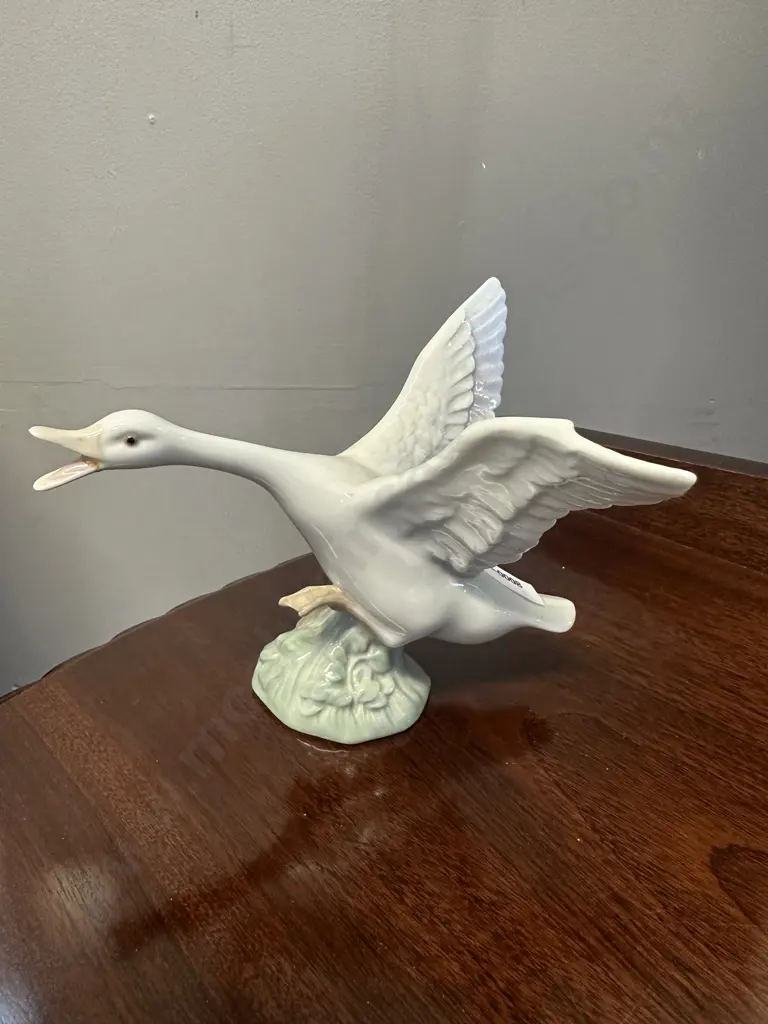 Vintage Lladro Goose Taking Flight Figurine #1265. H11.5cm Image 1++