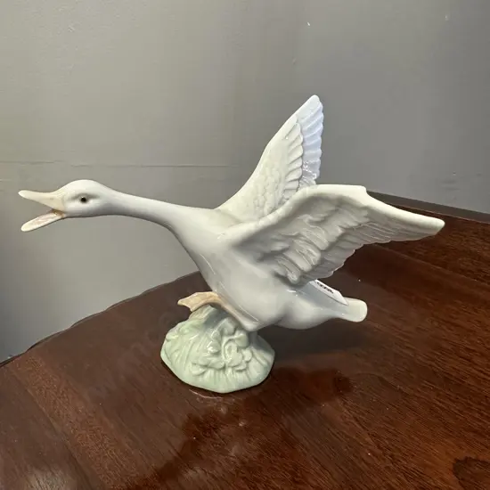 Vintage Lladro Goose Taking Flight Figurine #1265. H11.5cm
