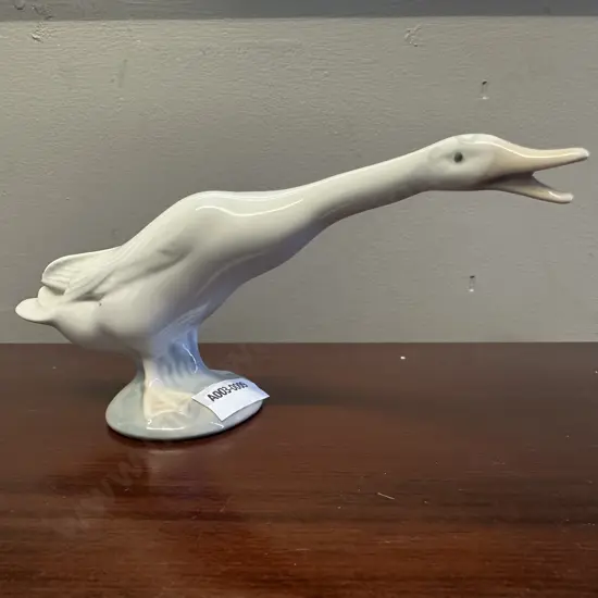 Vintage Lladro Goose Figurine #A-19A. H8cm