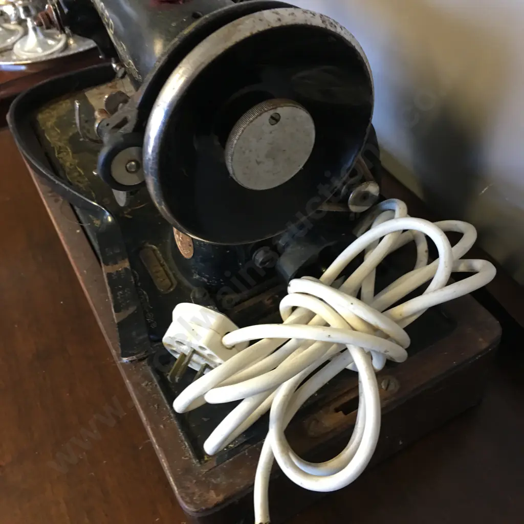 Singer Sewing Machine With Bentwood Case, 1937 #EB861655 Image 1++