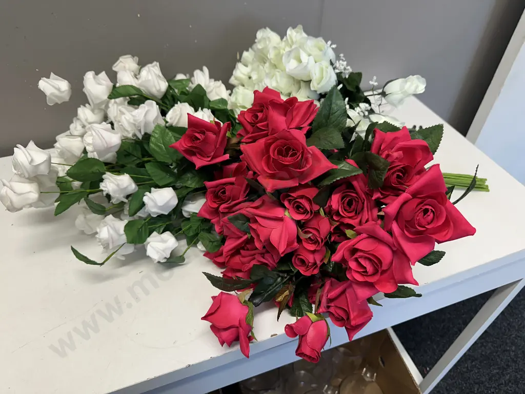 Bundle Of White/Pink & Cream Roses Image 1++