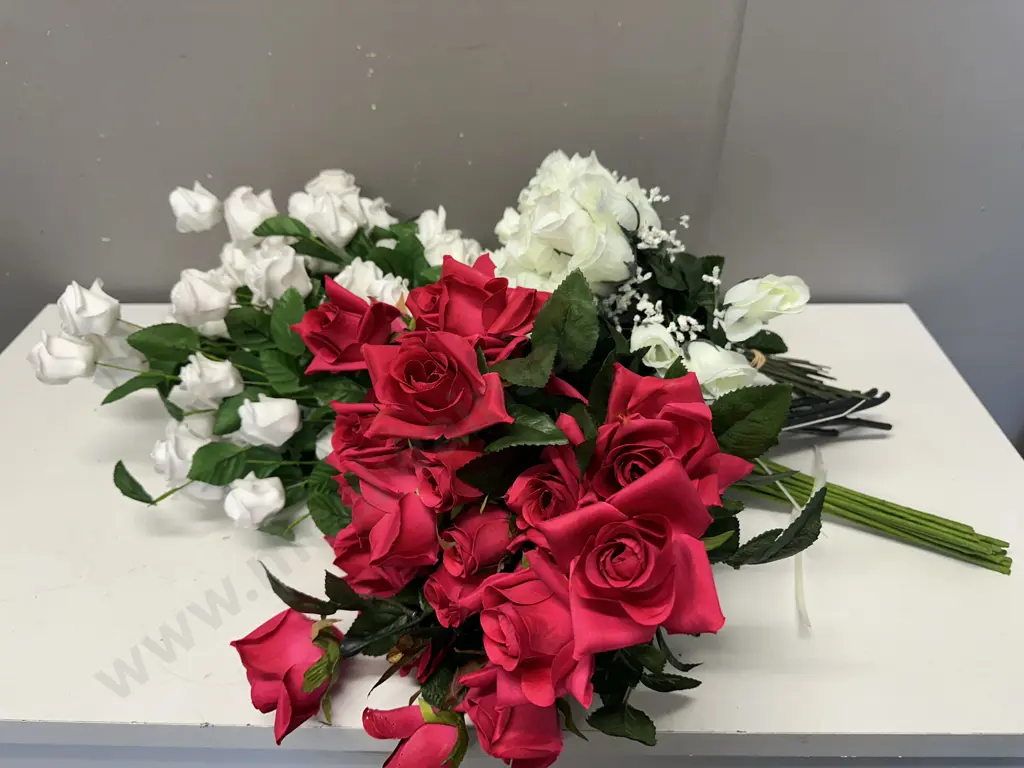 Bundle Of White/Pink & Cream Roses Image 1++
