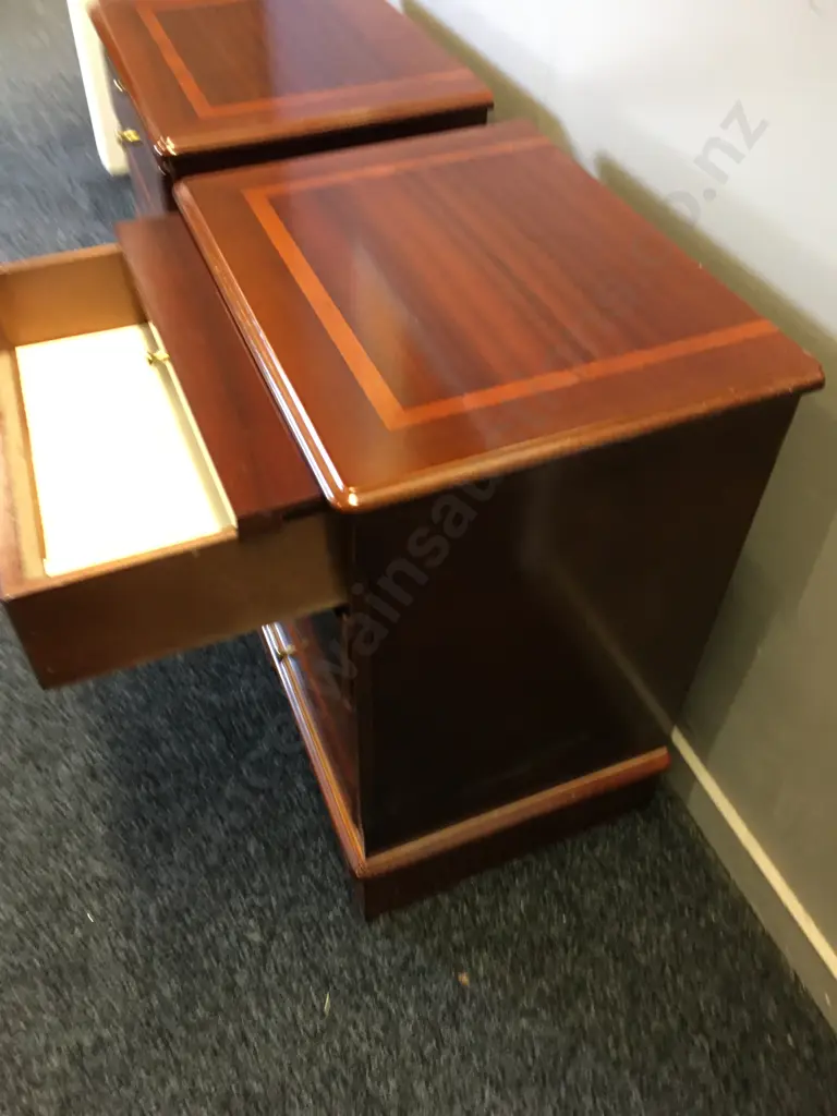 Pair Of Mahogany Inlaid Bedside Tables Four Drawer With Pull Out Tray & Brass Knob Handles Image 1++