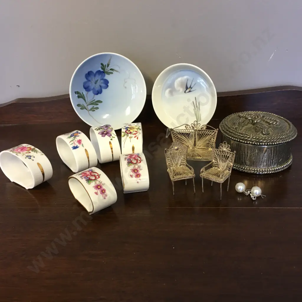 China Items & Lidded Jewellery With Pair Of Earings Image 1++