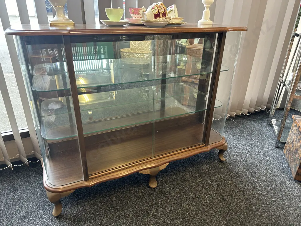 Queen Anne Style Mahogany Bow Front China Cabinet, Glass Sides, Shelves & Doors, Mirror Back, Cab Feet. H91 W120 D38cm Image 1++