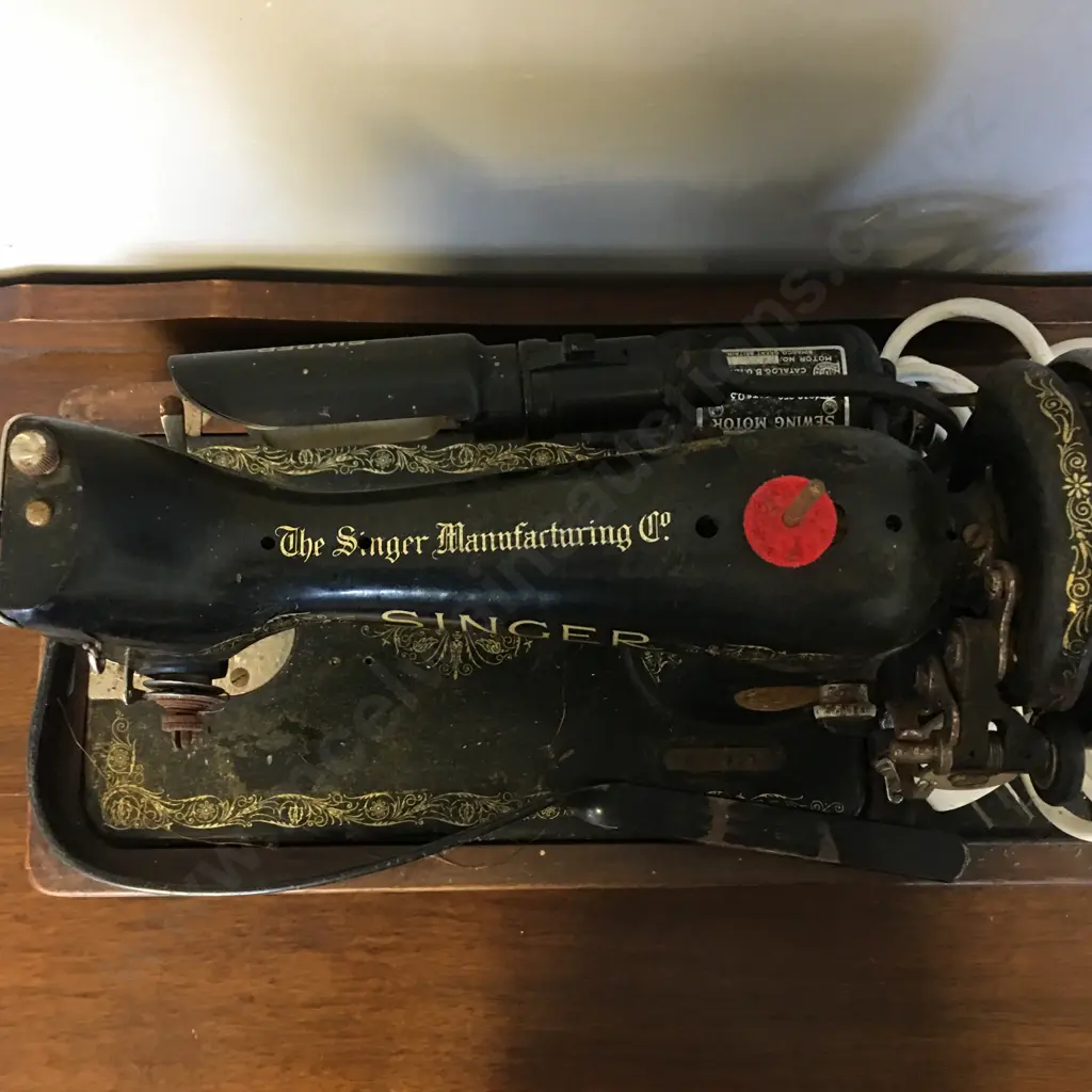 Singer Sewing Machine With Bentwood Case, 1933 #Y8919017 Image 1++