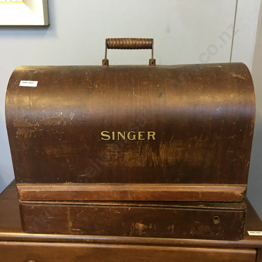 Singer Sewing Machine With Bentwood Case, 1933 #Y8919017 Image 1++