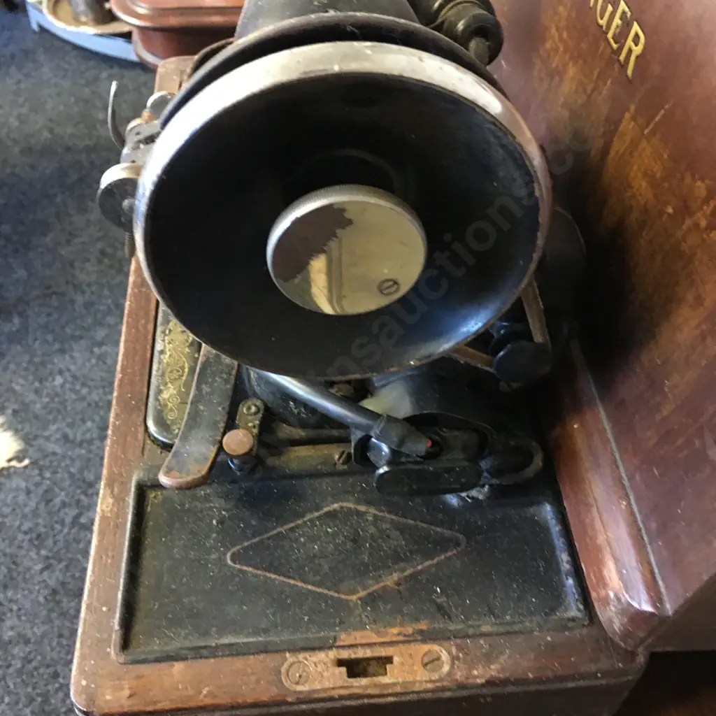 Singer Sewing Machine With Bentwood Case, 1933 #Y8919017 Image 1++