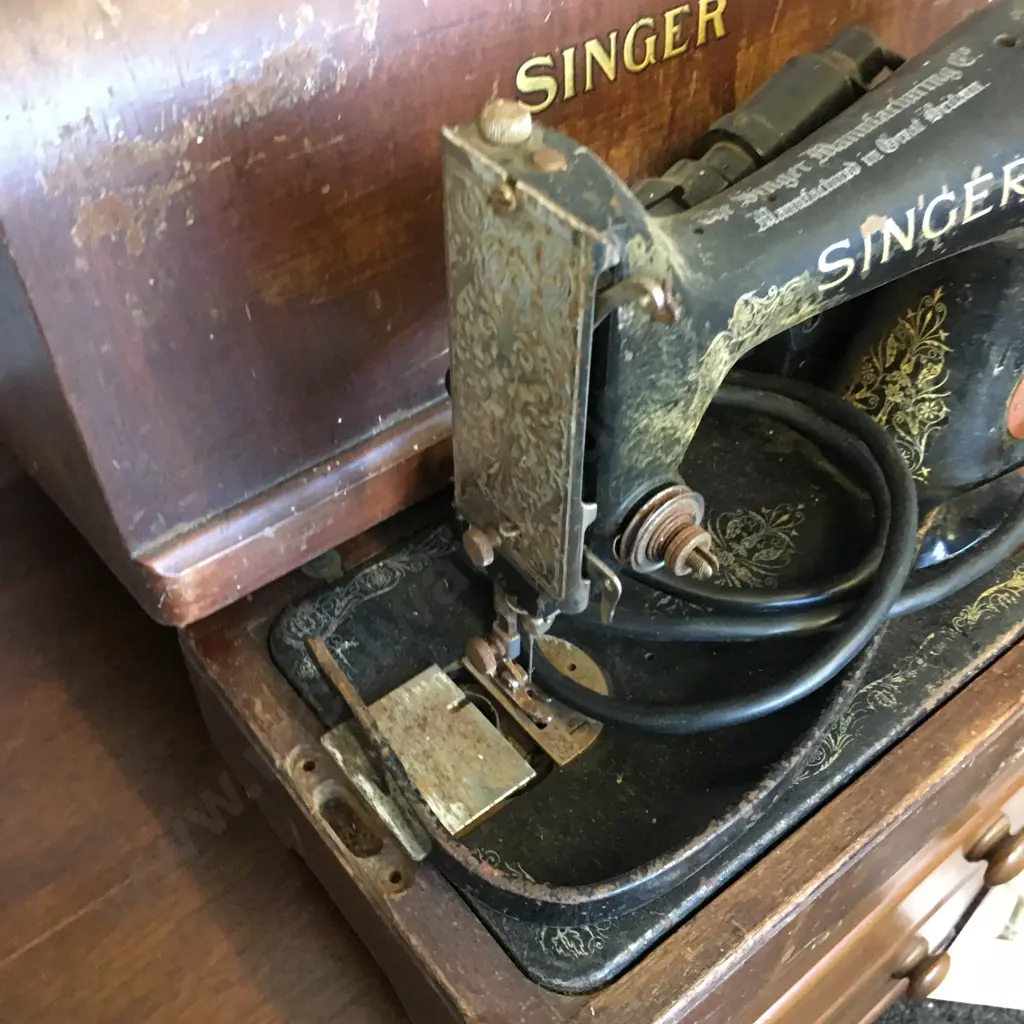 Singer Sewing Machine With Bentwood Case, 1933 #Y8919017 Image 1++