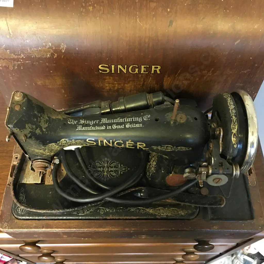 Singer Sewing Machine With Bentwood Case, 1933 #Y8919017 Image 1++