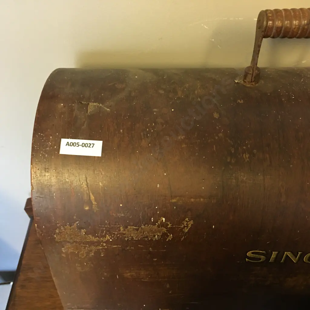 Singer Sewing Machine With Bentwood Case, 1933 #Y8919017 Image 1++