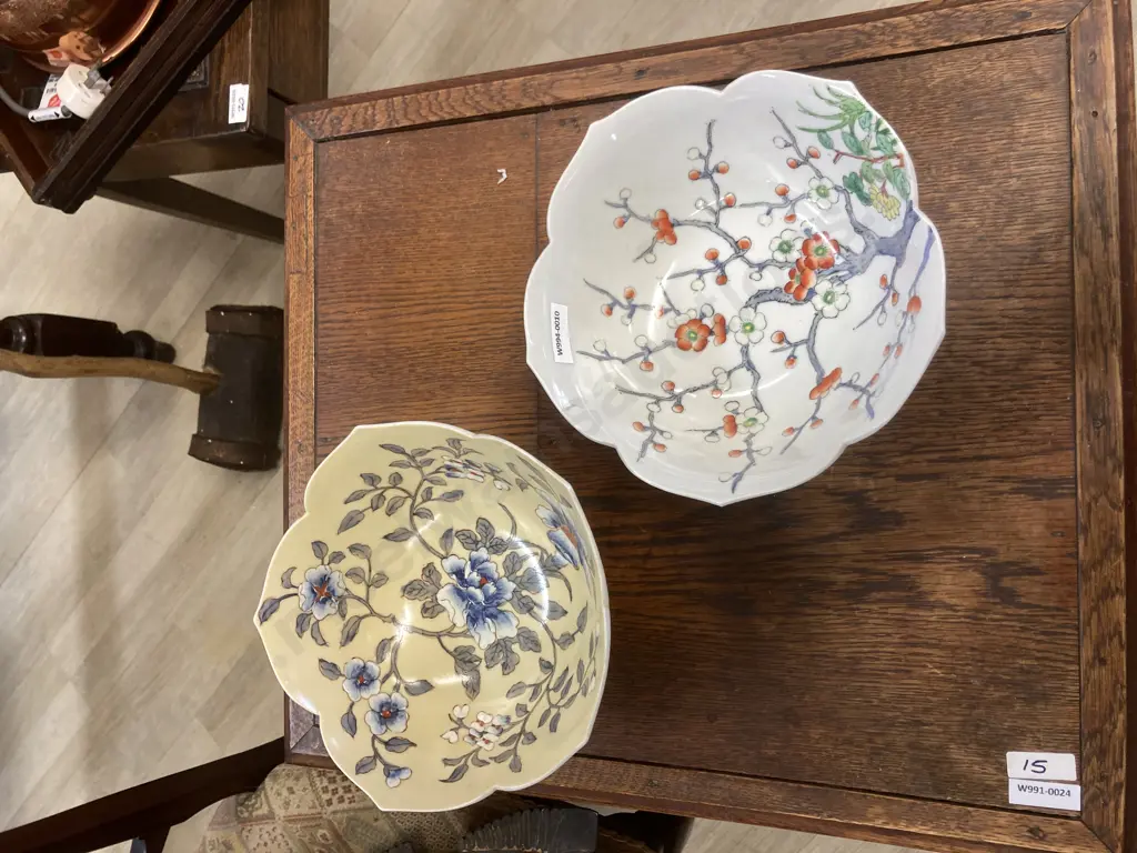 Pair of Vintage Chinese Porcelain Footed Bowls Image 1++