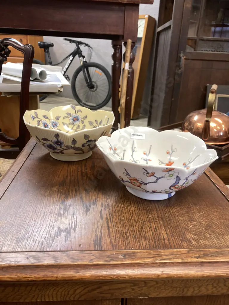 Pair of Vintage Chinese Porcelain Footed Bowls Image 1++
