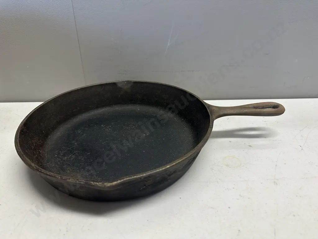 Lodge USA 8 SK Cast Iron Skillet  Image 1++