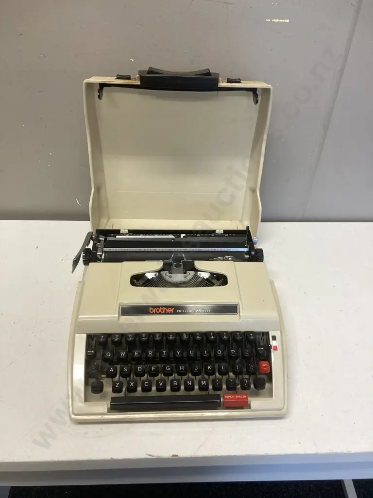 Vintage Brother Deluxe Typewriter White In Case, Made In Japan Image 1++