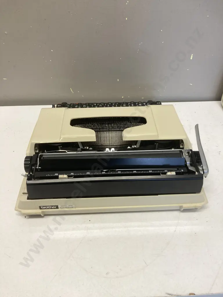 Vintage Brother Deluxe Typewriter White In Case, Made In Japan Image 1++